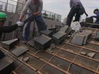 屋根材を地上へ降ろし積み込み作業