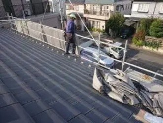 メッシュシート設置する作業風景