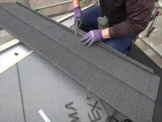 棟際に取り付けるディプロマットスターの施工作業