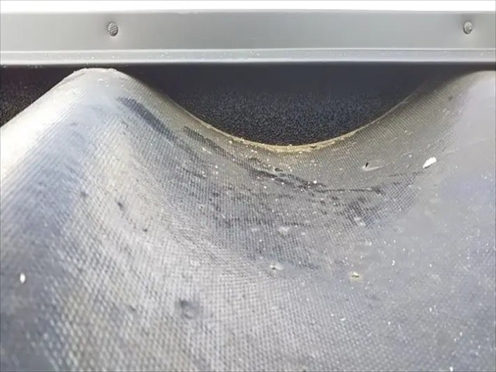 スポンジ状の面戸を取り付け上から貫板をビスで固定