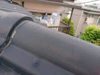 かわらU葺き屋根の棟部分