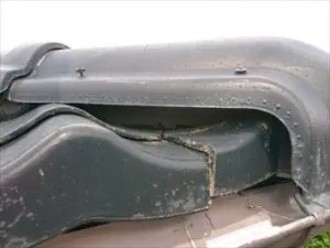 屋根材が落ちそうになっているかわらU葺き屋根の棟部分