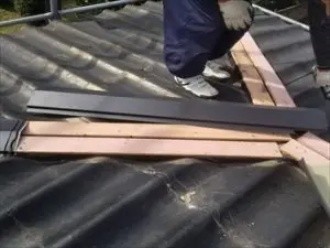 棟板金工事の作業風景