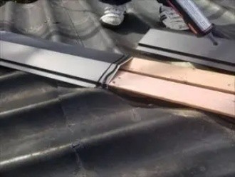 新しい木下地で棟板金を取り付ける作業工程