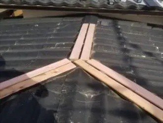 新しい木下地で棟板金を取り付け