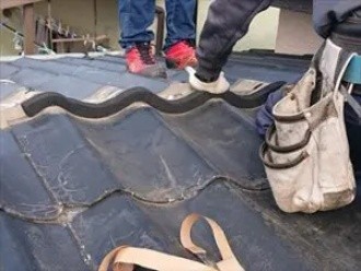 隙間を埋める面戸の取付作業