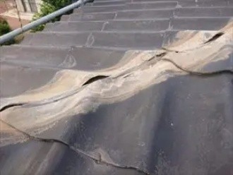 腐食した木材を取り外し屋根を清掃した後の状態