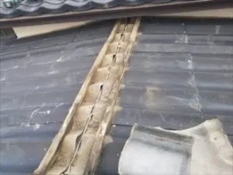 腐食した木材を取り外し屋根を清掃する作業風景