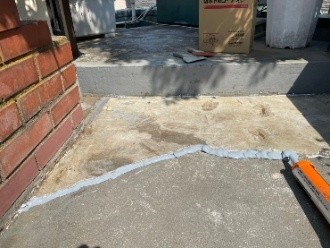 防水下地材で段差が生じた部分を調整する作業工程