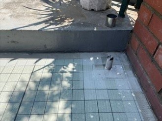 脱気筒を取り付け作業
