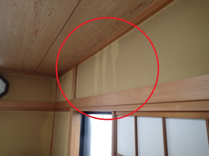 和室の天井下側の壁に大きな雨染み