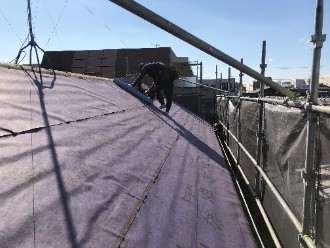 屋根の下地であるタルキに確実にビス止め
