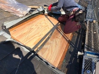 野地板を下地にビス止めし天窓部分を完全に塞ぐ