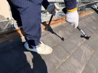 屋根の突起部を撤去する作業工程