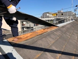 屋根の突起部を順番に撤去