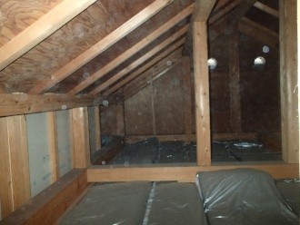 小屋裏とロフトの壁に点検口を作成し確認