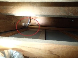天井内部には漏水跡は見られず壁際の桁周りに漏水跡が集中していることが判明