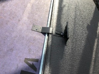 屋根材「スーパーガルテクト」をタルキの位置に沿ってビス止めし設置