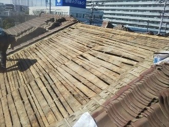 瓦を撤去し「とんとん」も剥がした状態