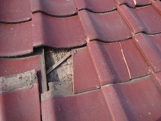 何枚かの瓦が割れた状態の屋根