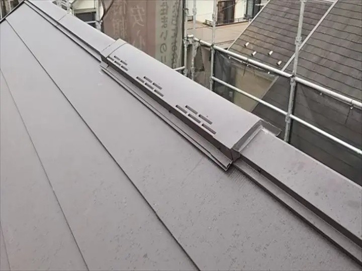 屋根材「スーパーガルテクト」の葺き作業