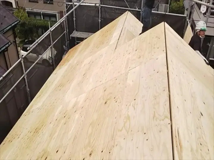 新しい野地板を既存の野地板の上に重ねた状態の屋根
