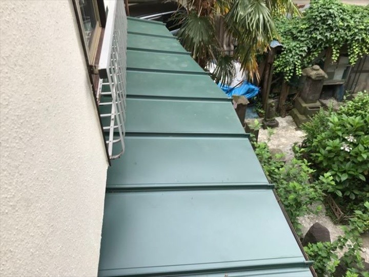 横葺き屋根を縦葺き屋根にカバー工法を行った屋根の外観