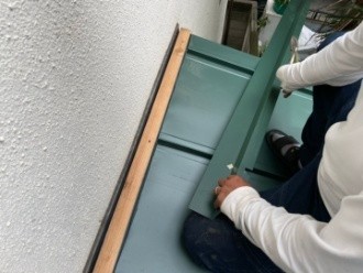 立平葺きの屋根材を取り付け