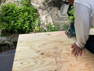 野地板の設置作業