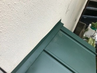 雨押え役物の取り付け作業
