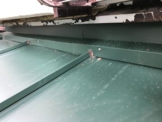 雨押えのシーリング処理の作業風景
