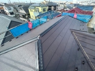 棟板金設置後の屋根の外観