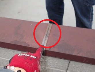 笠木の継ぎ目を充填しているシーリング材にひび割れが確認