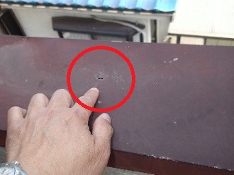 笠木の状態は錆の進行により一部に穴が開いている