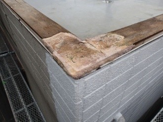 既存の劣化した笠木の撤去後