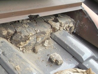 熨斗瓦を撤去作業