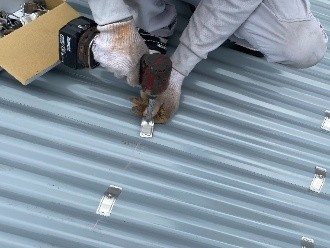 大波金属屋根をビスで固定