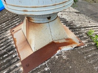 ベンチレーターもビスが効かず不安定でぐらぐらと揺れる状態