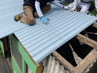 大波金属屋根の設置