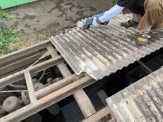 既存の小波スレート屋根を撤去