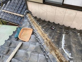 雨養生用のブルーシートを撤去した後に瓦を解体