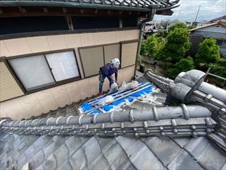 屋根面の葺き直し工事から着手