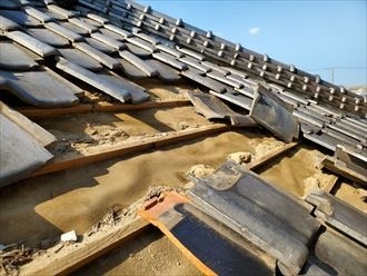 瓦が外れ下に敷設されている防水紙が露出