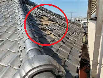 台風の被害に遭った瓦屋根