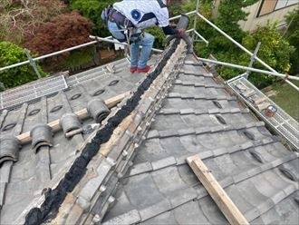 既存の熨斗瓦を積み直し作業