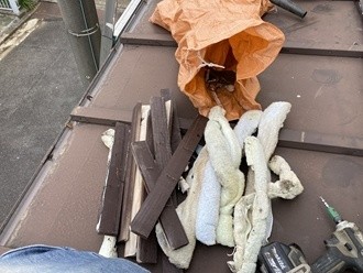 雨押え板金の移設作業