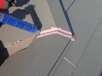 棟板金を被せて固定