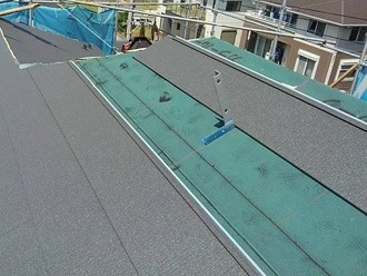 金属屋根材「スーパーガルテクト」の敷設