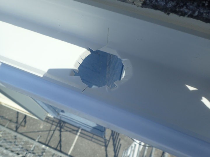 竪樋と合流する箇所に穴を開ける作業