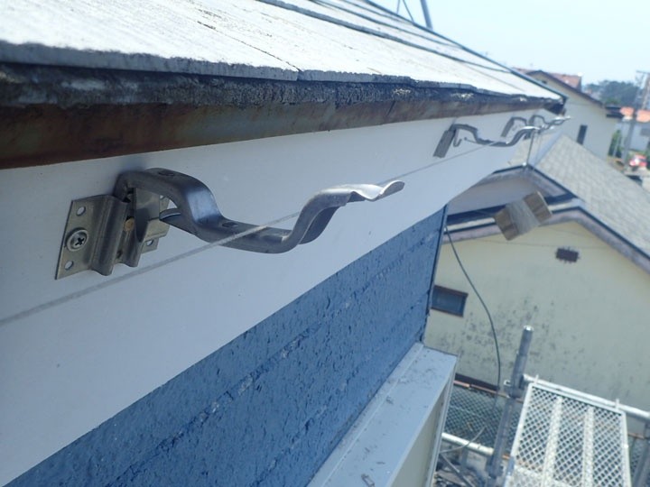 金具の設置作業を事前に張った水糸のガイドに沿って取り付け